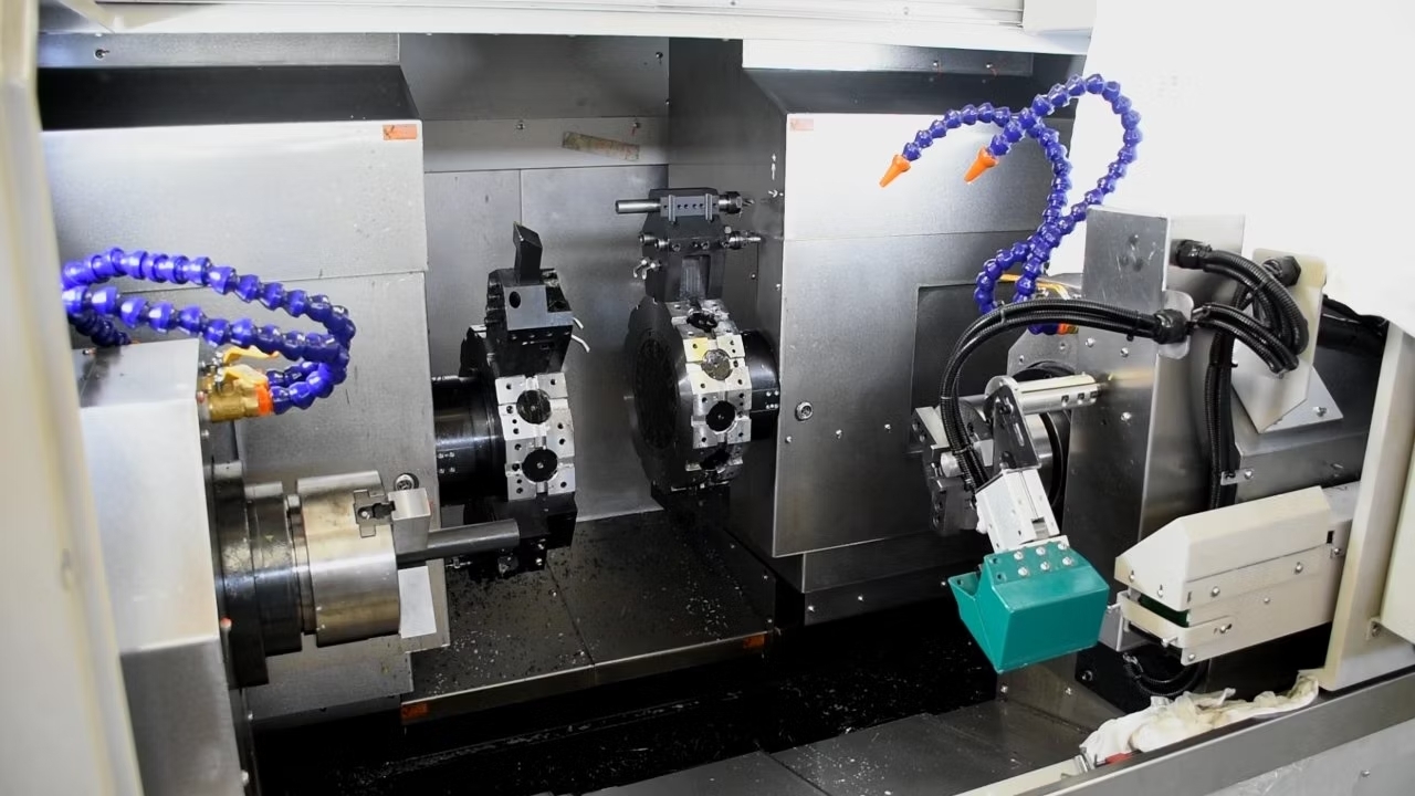 ¿Qué beneficios ofrecen los tornos CNC de doble husillo?